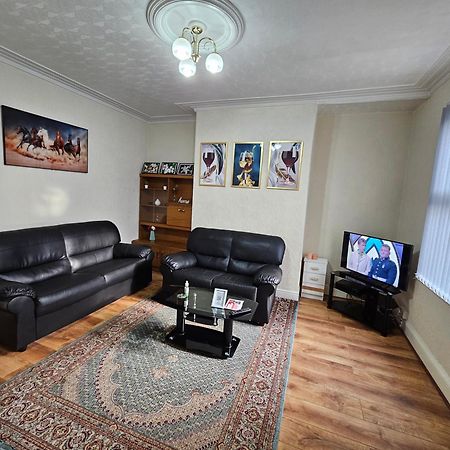 Spacious Two Bedroom House, Parking And Wifi 利兹 外观 照片