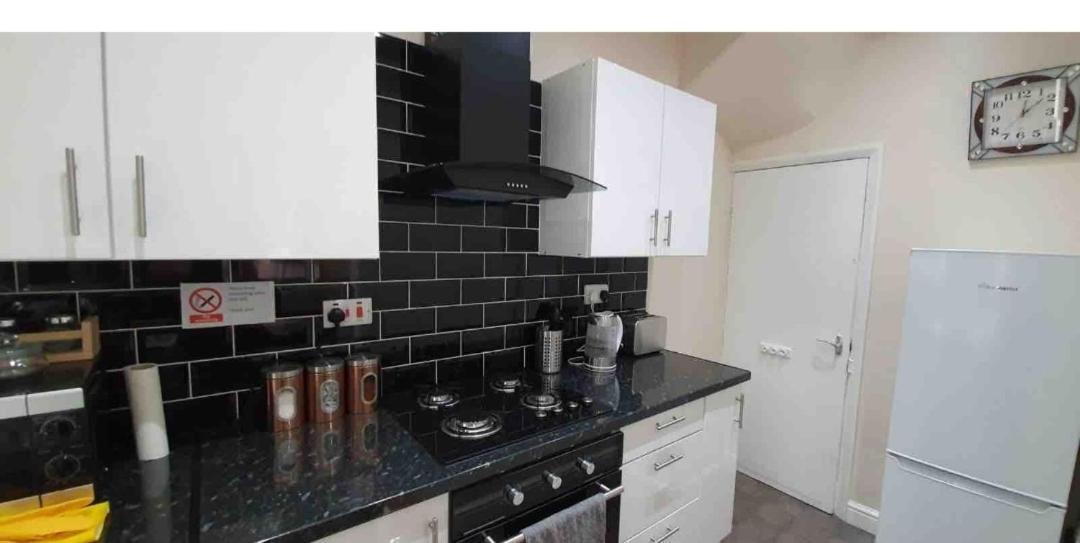 Spacious Two Bedroom House, Parking And Wifi 利兹 外观 照片