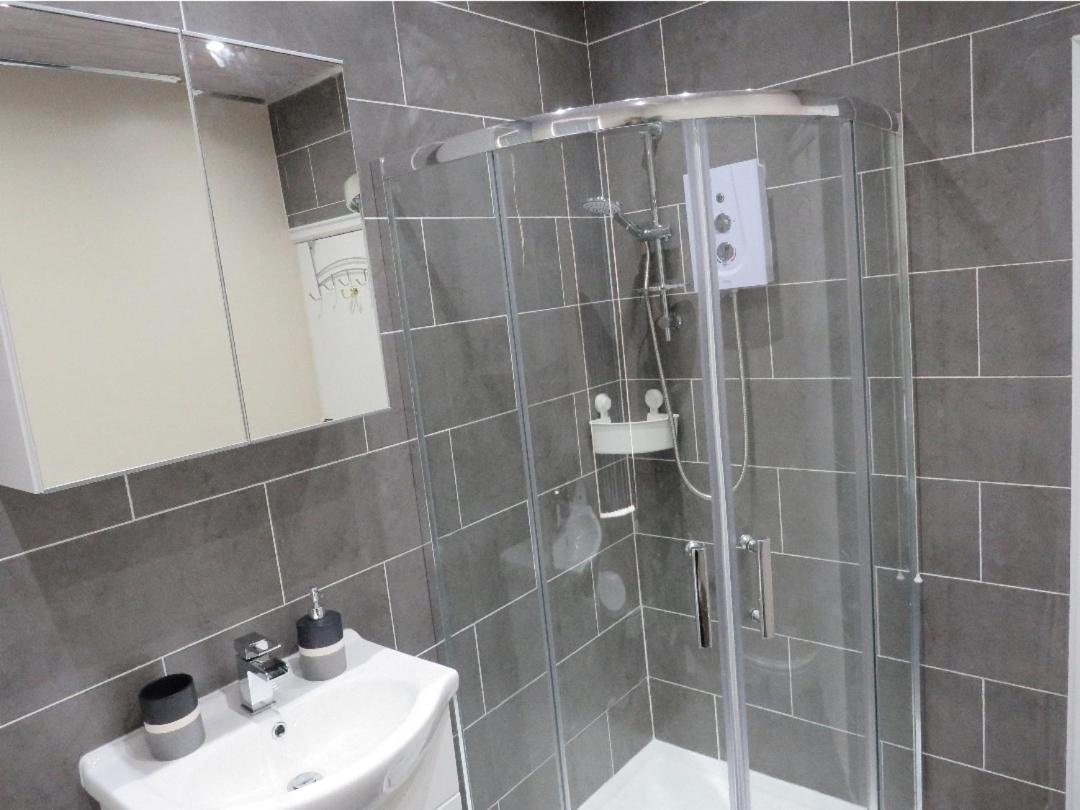 Spacious Two Bedroom House, Parking And Wifi 利兹 外观 照片