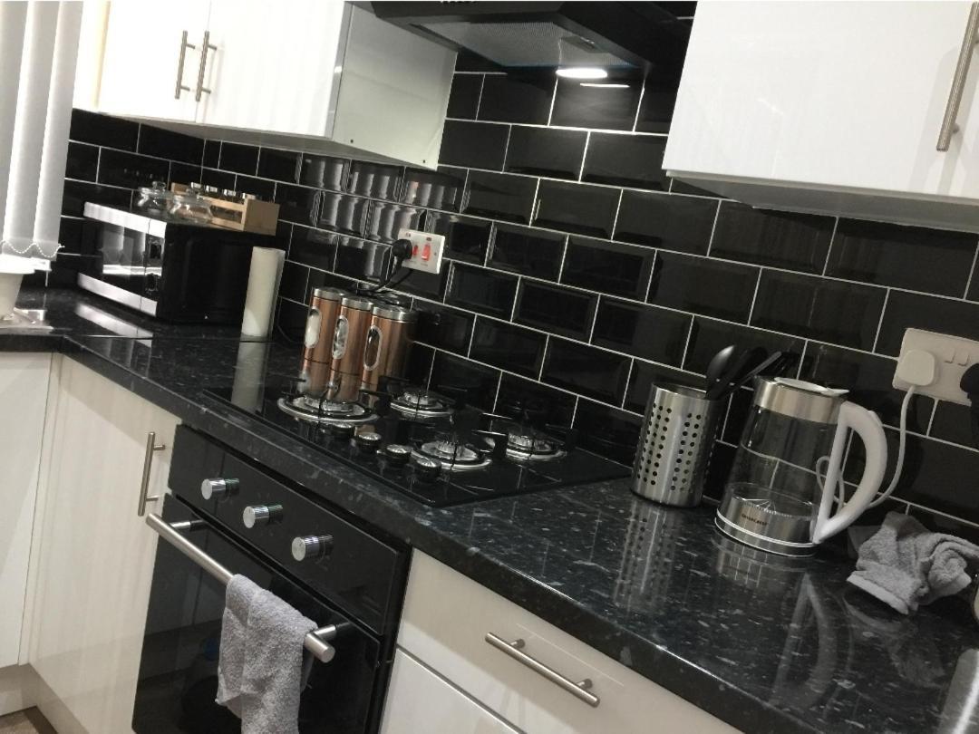Spacious Two Bedroom House, Parking And Wifi 利兹 外观 照片