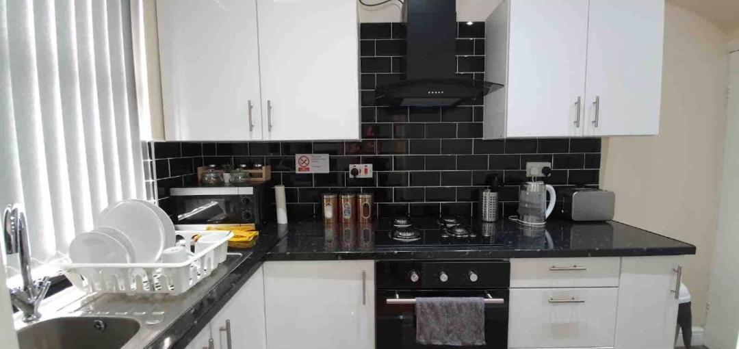 Spacious Two Bedroom House, Parking And Wifi 利兹 外观 照片