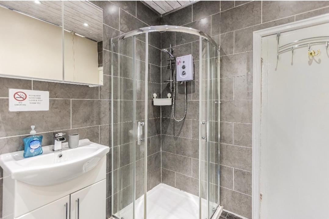 Spacious Two Bedroom House, Parking And Wifi 利兹 外观 照片