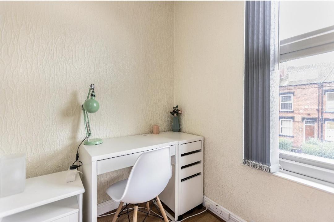 Spacious Two Bedroom House, Parking And Wifi 利兹 外观 照片