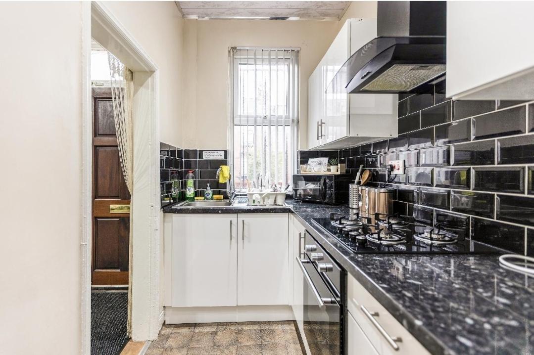 Spacious Two Bedroom House, Parking And Wifi 利兹 外观 照片