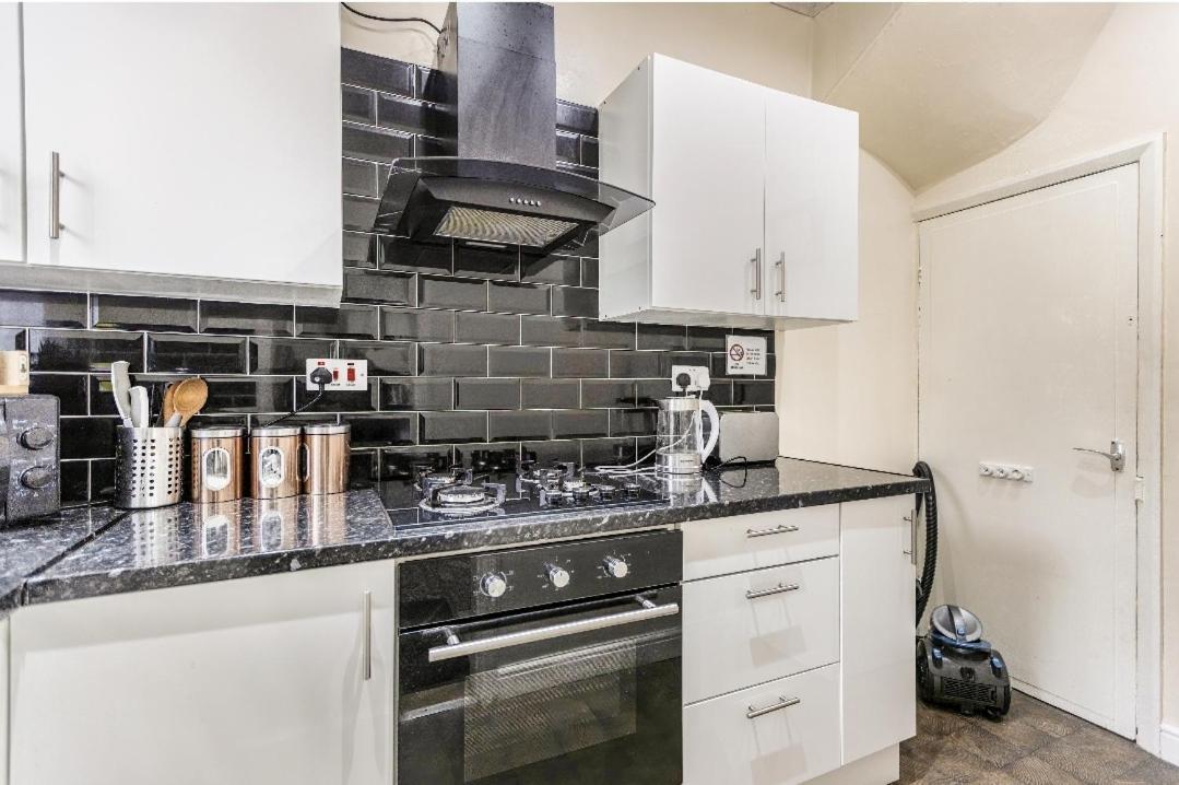 Spacious Two Bedroom House, Parking And Wifi 利兹 外观 照片